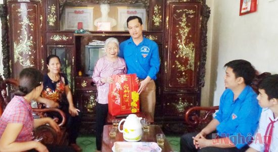 Thăm tặng quà cho mẹ VNAH Nguyễn Thị HIên mẹ 2 liệt sỹ ở xóm 12, xã Quỳnh Hậu.