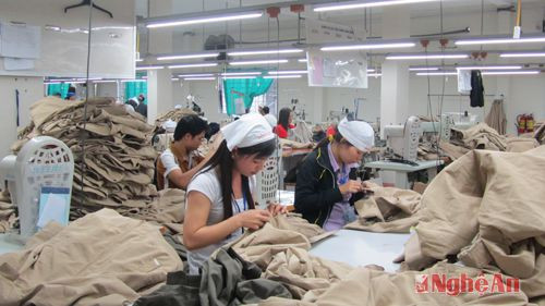 Công nhân Công ty May Minh Anh - Kim Liên trong giờ làm việc.