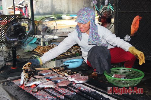 Chợ có những hộ chuyên làm nghề nướng tôm, cá, mực. Người mua có thể mua cá thu nướng tại lò ngay ở chợ hoặc mua cá tươi ở nơi khác lại nhờ sơ chế.