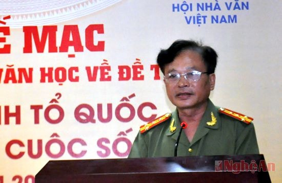 Đại tá, nhà văn Nguyễn Hồng Thái trình bày báo cáo tổng kết.