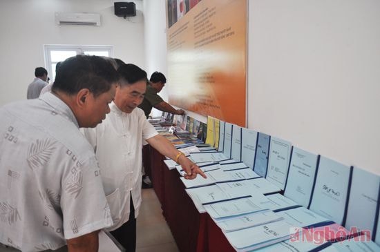 Các đại biểu tham quan bàn trưng bày các tác phẩm.