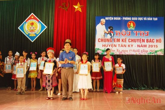 Trao phần thưởng cho các em đoạt giải trong hội thi.