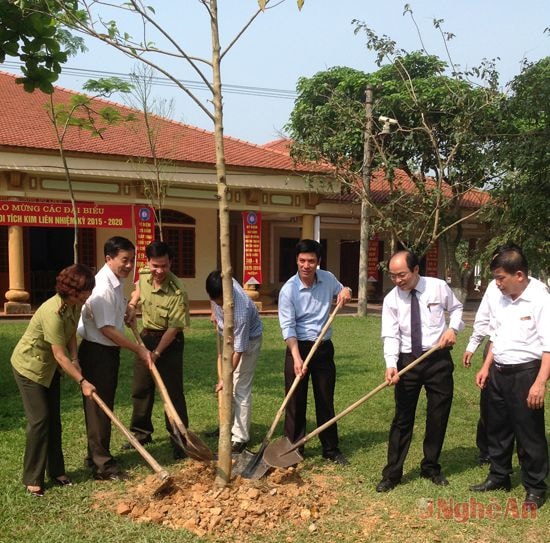 Lãnh đạo Vườn quốc gia Ba Vì trồng cây trong Khu di tích Kim Liên