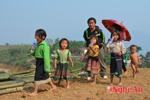 Người dân bản Nậm Táy đến tham dự lễ khởi công