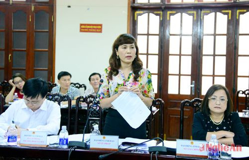 Đồng chí Nguyễn Thị Quế Anh - Phó Giám đốc Sở Tư pháp trình bày dự thảo Nghị quyết HĐND tỉnh về nội dung và mức chi cho công tác hoà giải cơ sở