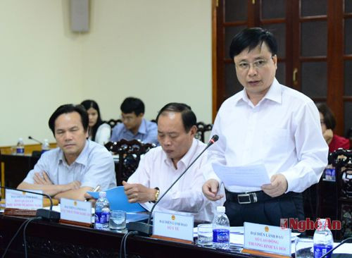 Đồng chí Bùi Đình Long - Giám đốc Sở Y tế trình bày Dự thảo sửa đổi, bổ sung Nghị quyết số 52 của HĐND tỉnh về một số chính sách DS-KHHGĐ