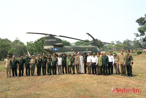 Đoàn thăm sân bay Tà Con, nơi diễn ra nhiều trận đánh ác liệt