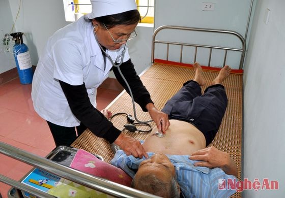 Bác sỹ trạm y tế  phường Long Sơn chăm sóc sức khỏe cho nhân dân