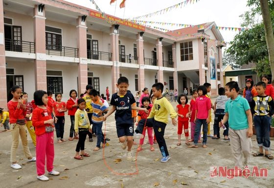 Giờ ra chơi của các cháu Trường tiểu học Long Sơn