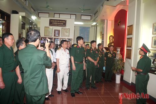 Các CCB thăm quan nhà truyền thống Sư đoàn