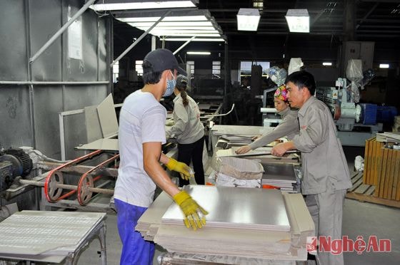 Đóng gói gạch lát granite tại Nhà máy Trung Đô.