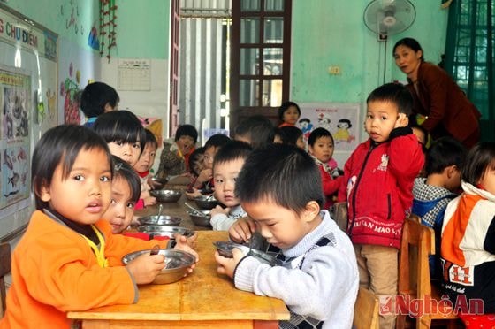 Giờ ăn của các cháu Trường Mầm non Kim Liên (Nam Đàn).