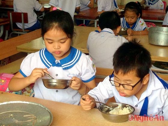 Giờ ăn của các cháu Trường tiểu học Nguyễn Trãi