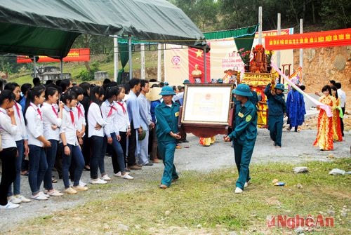 Rước bằng công nhận về điện thờ chính.