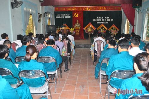 Toàn cảnh lễ ra quân huấn luyện tự vệ năm 2015 tại Hưng Nguyên.