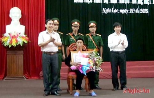 Lãnh đạo huyện trao tặng danh hiệu vinh dự nhà nước cho   me VNAH Lê Thị Nhan ở xã Nghi   yên.