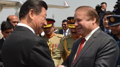 Thủ tướng Pakistan Nawaz Sharif (trái) đón Chủ tịch Trung Quốc Tập Cận Bình  tại sân bay. Ảnh: AFP