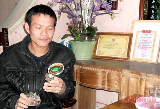Anh Trần Văn Hải bên những giải thưởng. 