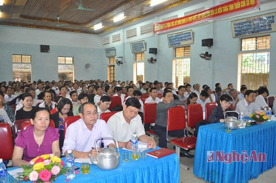 Các đại biêu Quốc hội và đại diện các, sở ngành và huyện Diễn Châu dự buổi tiếp xúc cử tri 
