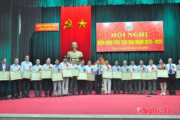 Trao bằng khen của Hội nông dân tỉnh cho các cá nhân