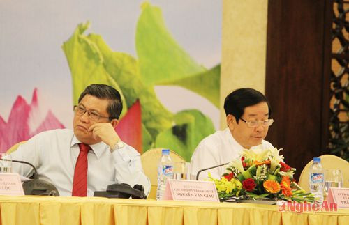 Chủ nhiệm Ủ Ban kính tế của Quốc hội Nguyễn Văn Giàu (Trái) và Chủ nhiệm Ủy Ban đối Ngoại của Quốc hội Trần Văn Hằng