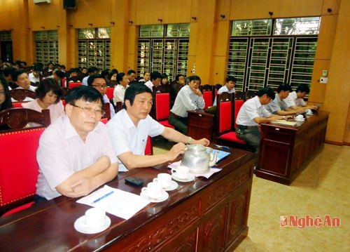 Cán bộ quản lý dự hội nghi 