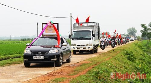 Dòng họ Phan Tuấn và người dân xã Thanh Hưng đón bằng công nhận di tích lịch sử cấp tỉnh về đền thờ.