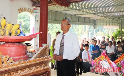 Đại diện dòng họ báo cáo lên linh vị Quan huấn đạo về việc đền thờ được công nhân di tích lịch sử cấp tỉnh.