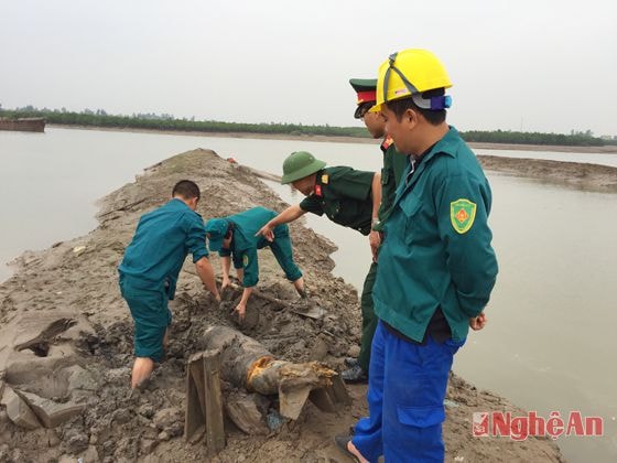 Cận cảnh quả bom đang được đào đưa lên bờ