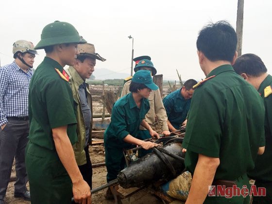 Quả bom được đưa lên xe đi phá hủy