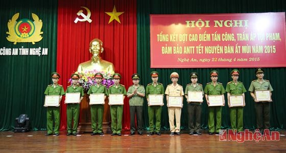 Đại tá Nguyễn Tiến Dần trao Giấy khen của Giám đốc Công an tỉnh cho các cá nhân xuất sắc