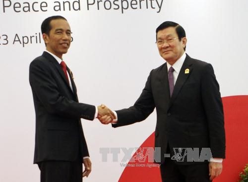 Tổng thống Cộng hòa Indonesia, ngài Joko Widodo (trái) đón Chủ tịch nước Trương Tấn Sang đến dự lễ khai mạc. Ảnh: Nguyễn Khang - TTXVN