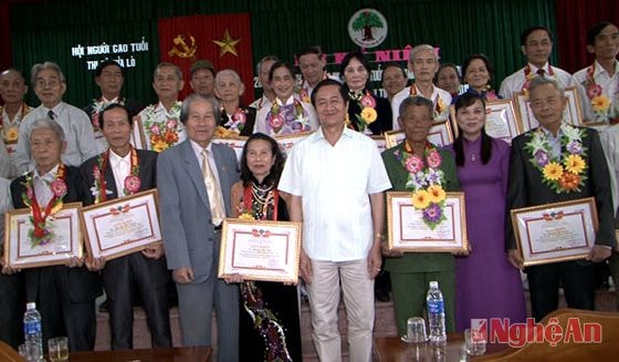 Lãnh đạo Hội người cao tuổi tỉnh và lãnh đạo thị xã trao giấy khen cho các điển hình tiên tiến