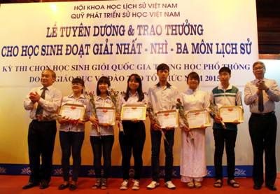 6 học sinh đạt giải nhất quốc gia môn lịch sử được trao thưởng hôm nay. Ảnh: Hà Thu