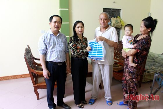 Thăm tặng quà thân nhân Mẹ VNAH Phạm Thị Thanh