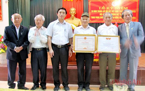 Lãnh đạo huyện Hưng Nguyên và Hội người cao tuổi tình trao  bằng khen cho tập thể cá nhân có thành tích xuất sắc trong phong trào tuổi cao gương sáng