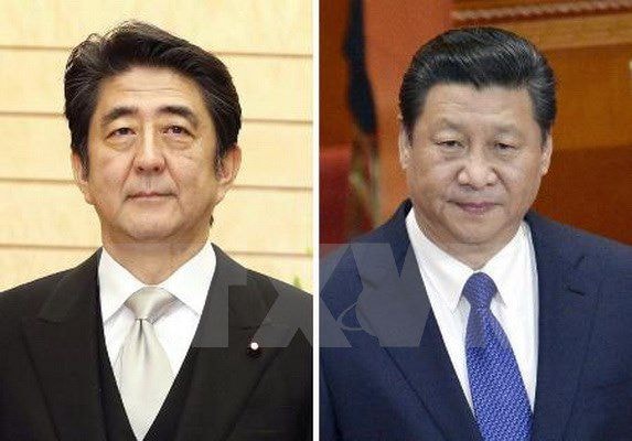 Chủ tịch Trung Quốc Tập Cận Bình (ảnh phải) gặp Thủ tướng Nhật Bản Shinzo Abe (ảnh trái) bên lề Hội nghị thượng đỉnh Á- Phi lần thứ 60 tại Indonesia ngày 22/4. (Nguồn: Kyodo/TTXVN)