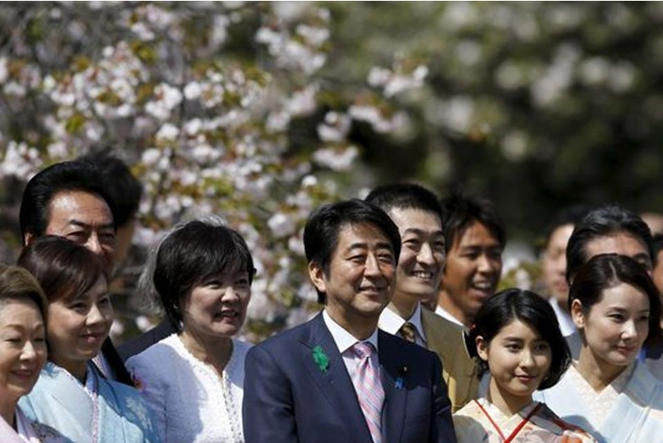Thủ tướng Nhật Bản Shinzo Abe hôm 18 tháng 4 ở Tokyo.  Ảnh: Reuters