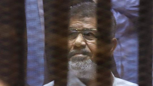 Tổng thống bị lật đổ Mohammed Morsi tại phiên tòa.