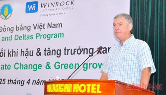 Ông Mark Fenn – Đồng giám đốc Dự án rừng và đồng bằng Việt Nam phát biểu tại khóa đào tạo