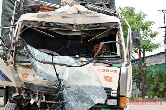 Đầu chiếc xe tải hư hỏng nặng sau vụ tai nạn.