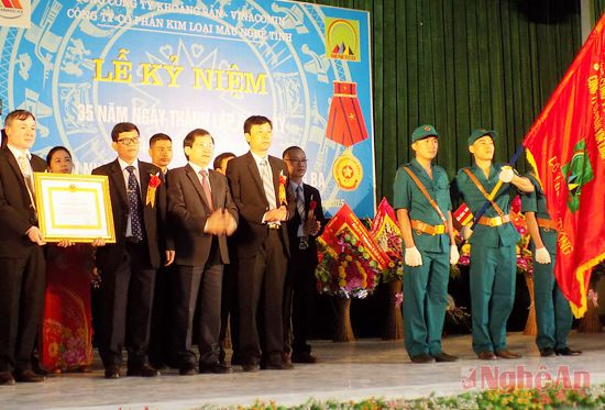 Đồng chí Đinh Viết Hồng trao Huân chương Lao động hạng Ba cho Công ty cổ phần KLM Nghệ Tĩnh 