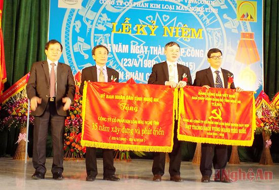 Đồng chí Đinh Viết Hồng tặng bức trướng của Tỉnh ủy, HĐND, UBND, MTTQ tỉnh cho tập thể công ty.
