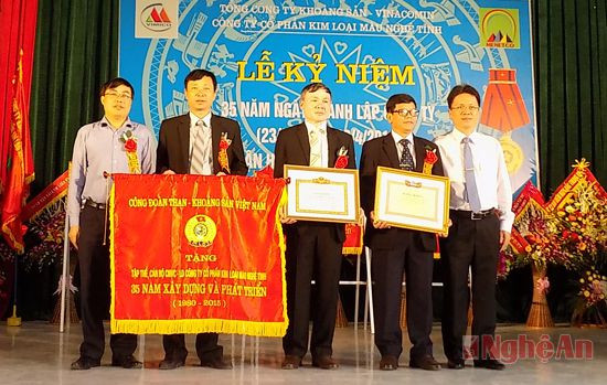 Tập đoàn Than khoáng sản Việt Nam tặng bức trướng, bằng khen cho công ty.