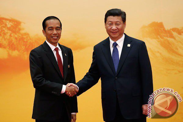 Tổng thống Indonesia Joko Widodo và Chủ tịch Trung Quốc Tập Cận Bình gặp nhau bên lề Hội nghị cấp cao Á-Phi. (Nguồn: Antaranews.com)