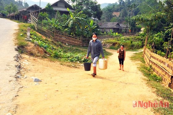 Người dân đi xin nước ở các hộ có bể dẫn từ khe về.