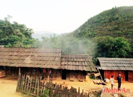 Những ngôi nhà lợp mái sa mu trong bản.