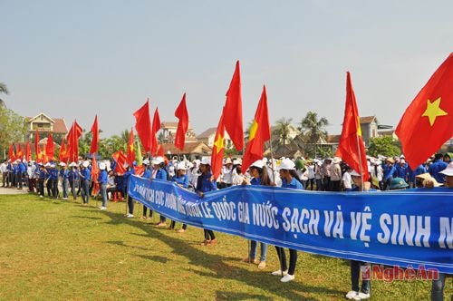 Người dân huyện Diễn Châu mít tinh hưởng ứng Chương trình nước sạch & VSMTNT. Ảnh: H.V