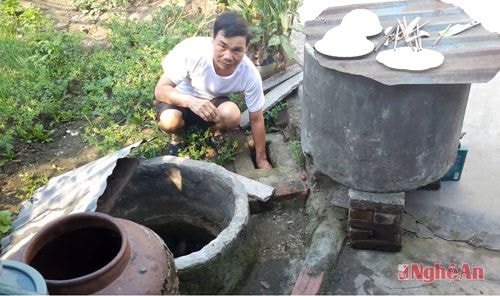 Ông Nguyễn Văn Mai bên chum dự trữ nước mưa của gia đình. Ảnh: T.Q