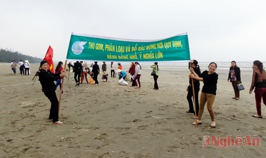 Ra quân làm sach bãi biển Quỳnh Nghĩa.